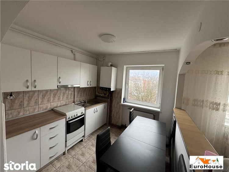 Apartament cu 2 camere semidecomandat în Cetate