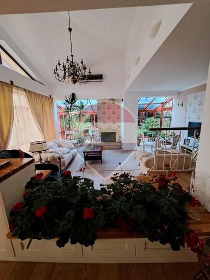 Casă individuală cu 10 camere cu Teren 3000 Mp în Bariera Vâlcii