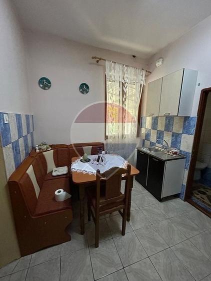 Casă individuală cu 10 camere cu Teren 154 Mp în Central