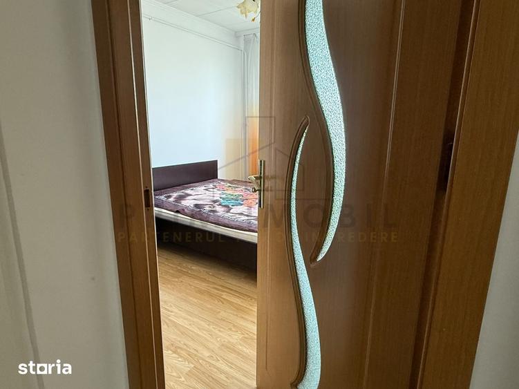 Apartament cu 3 camere în Podu Roș