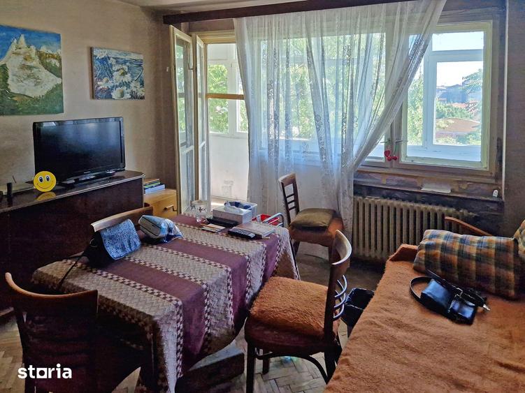 Apartament cu 3 camere semidecomandat în Crângași
