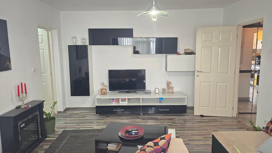 Apartament cu 2 camere semidecomandat în Piața Centrală