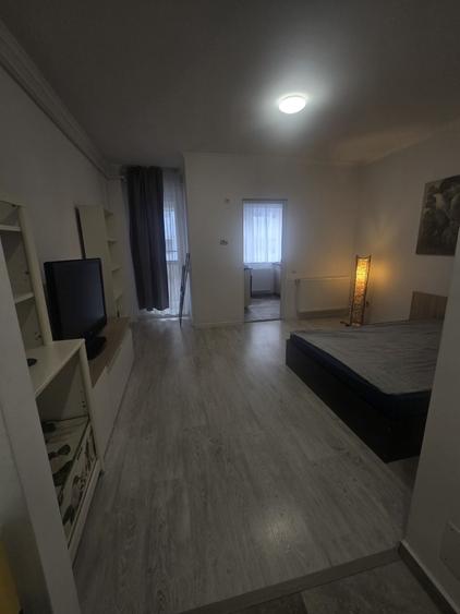 Garsonieră decomandată în Roșu