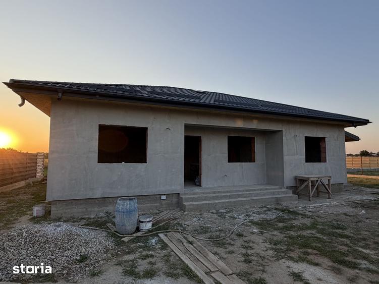 Casă cu 4 camere cu Teren 500 Mp în Joița