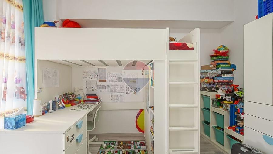 Apartament cu 3 camere decomandat în Tractorul