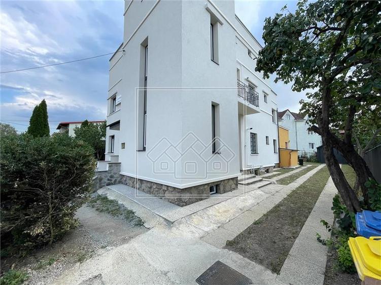 Casă individuală cu 12 camere cu Teren 600 Mp în Hipodrom 1
