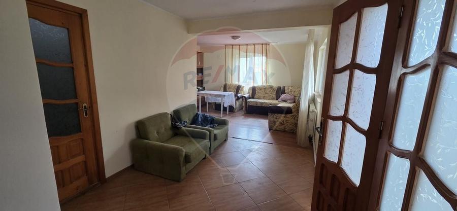 Casă individuală cu 5 camere cu Canalizare în Obor