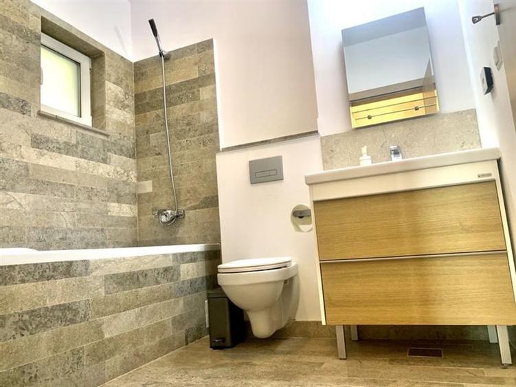 Apartament cu 3 camere circular, mobilat în Central