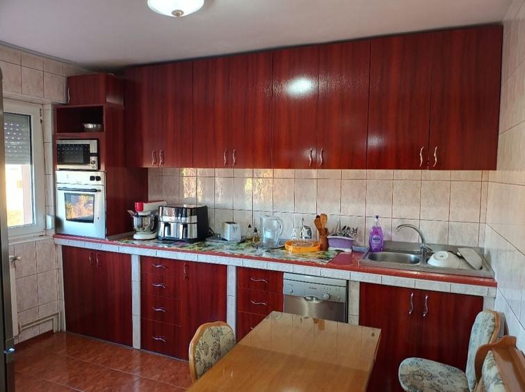 Apartament cu 4 camere decomandat în Exterior Vest
