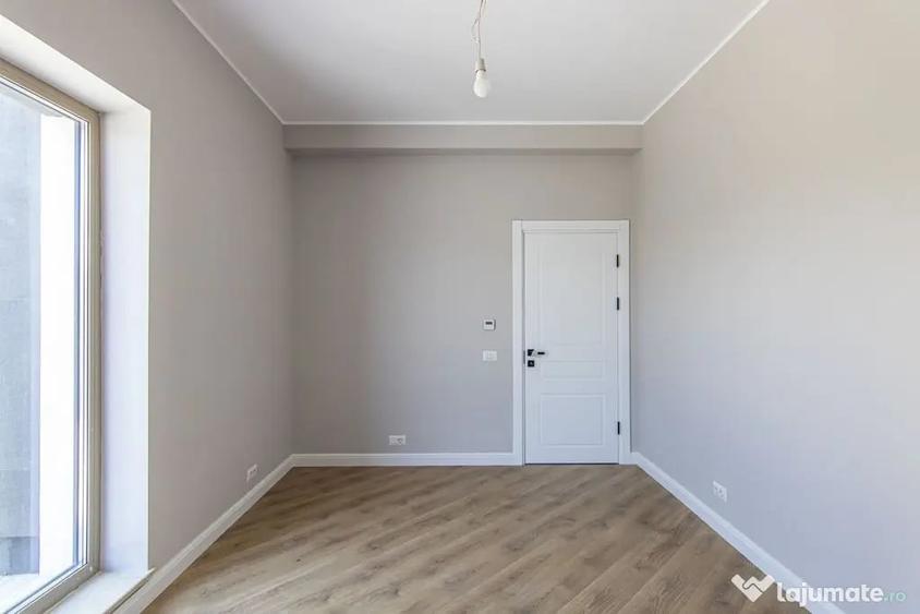 Casă cu 5 camere cu Teren 370 Mp în Ferme
