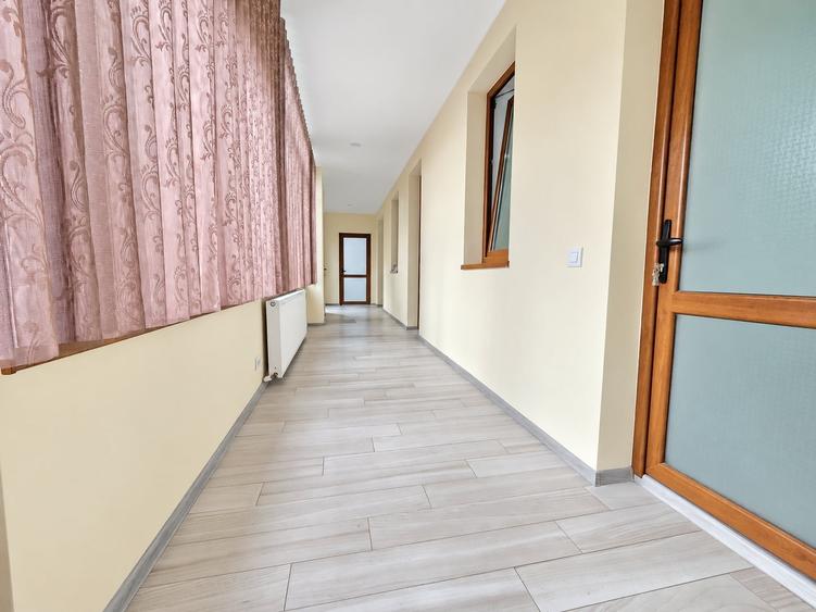 Casă cu 4 camere cu Teren 700 Mp în Piața Centrală