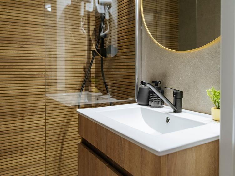 Apartament cu 3 camere semidecomandat, mobilat în