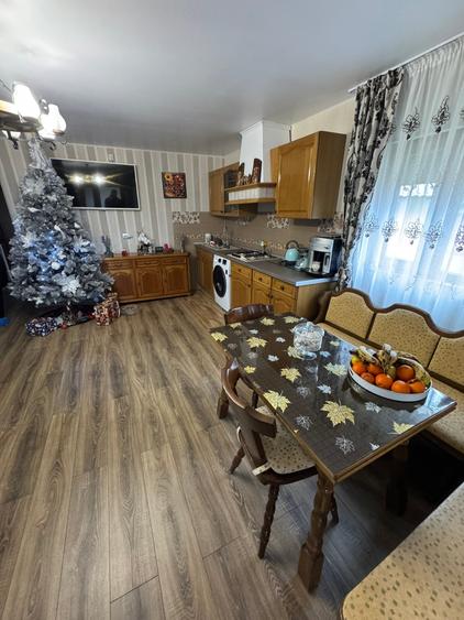 Casă individuală cu 7 camere cu Teren 4000 Mp în Exterior Est
