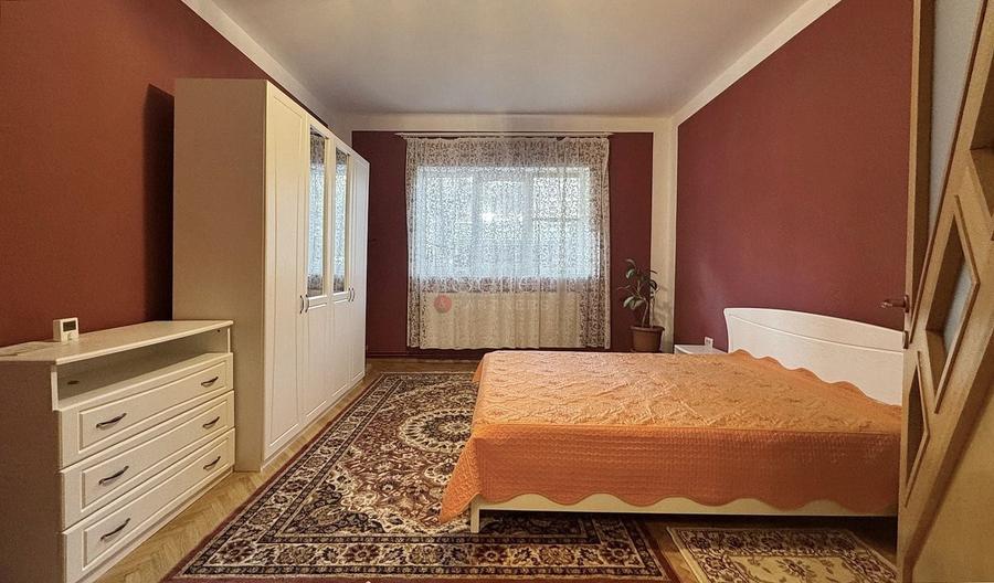 Apartament cu 3 camere semidecomandat, mobilat în Florilor