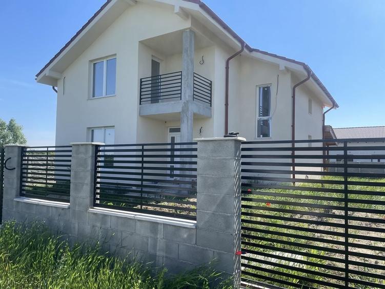 Casă cu 4 camere în Moșnița Veche