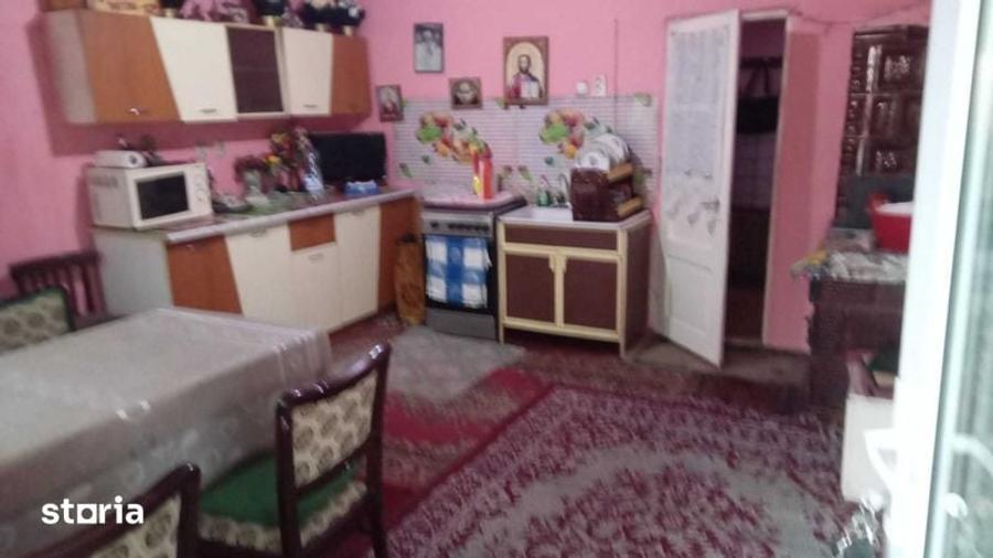 Casă cu 3 camere cu Teren 1080 Mp în Central