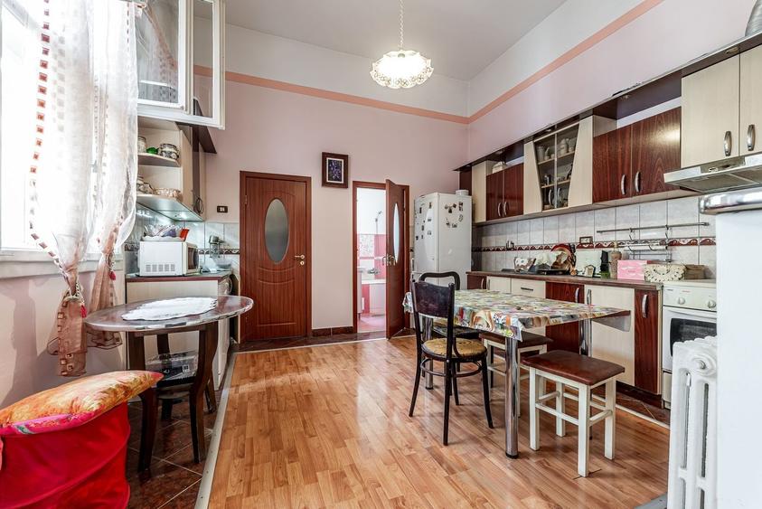 Apartament cu 3 camere semidecomandat, mobilat în Ultracentral