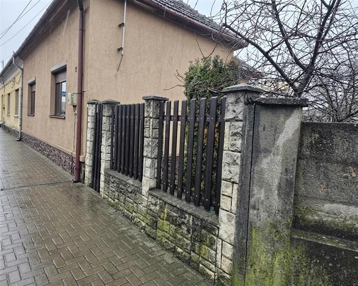 Casă cu 3 camere cu Teren 400 Mp în Central