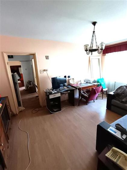 Apartament cu 3 camere semidecomandat în Hipodrom