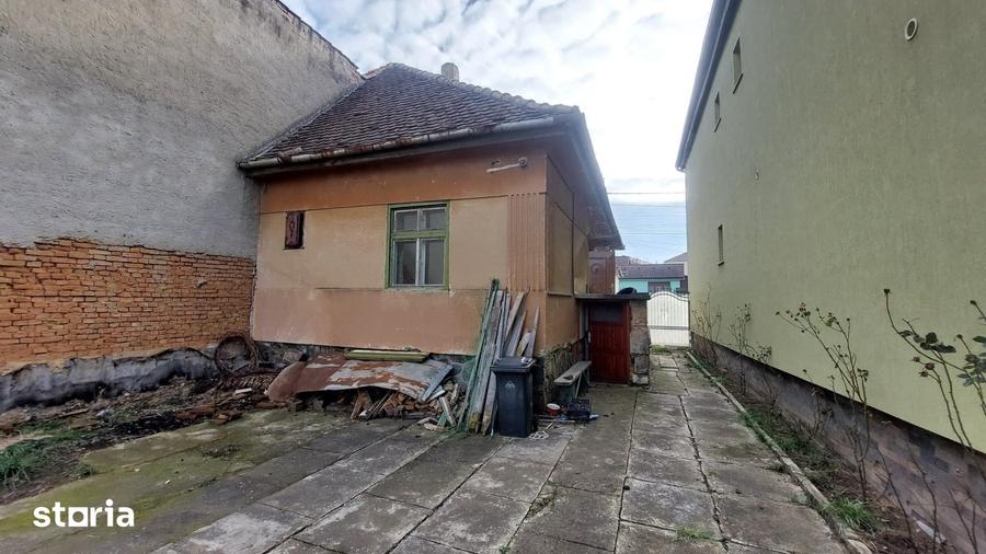 Casă cu 2 camere cu Teren 329 Mp în Central