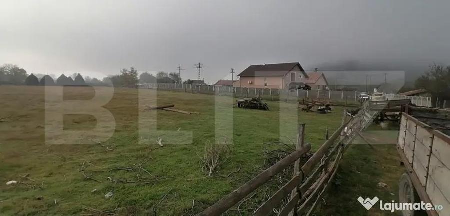 Teren intravilan 3300 mp apa, curent, posibilitate parcelare - 3