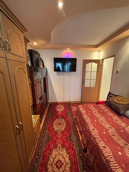 Apartament cu 3 camere semidecomandat, mobilat în Craiovița Nouă