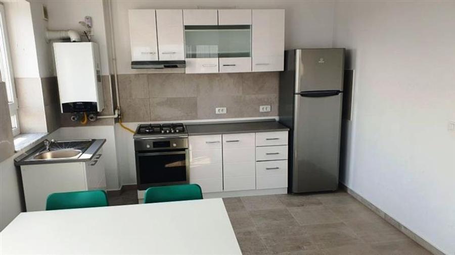 Apartament cu 2 camere decomandat, mobilat în Tractorul