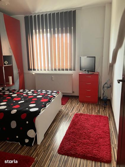 Apartament cu 3 camere decomandat în Tei
