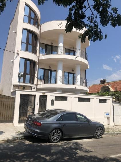 Casă individuală cu 9 camere cu Teren 220 Mp în Tomis II