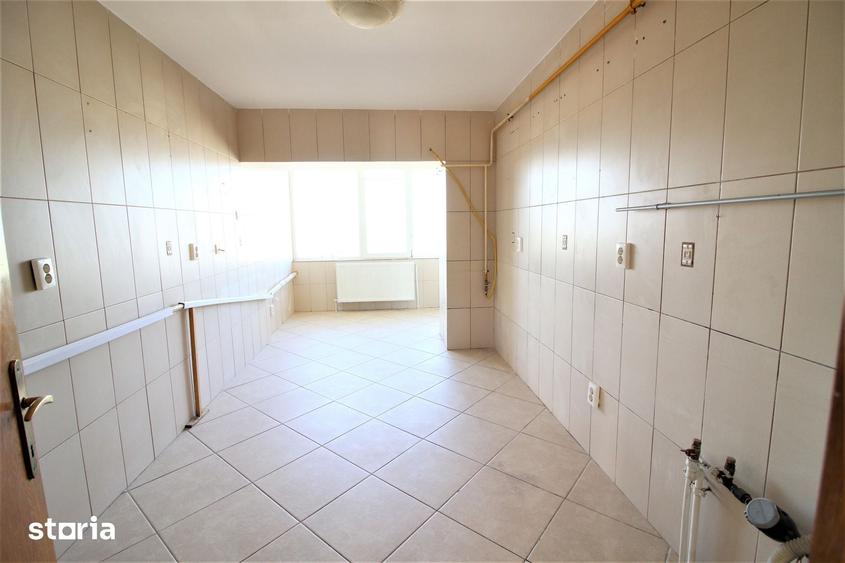 Apartament cu 3 camere decomandat în Faleză