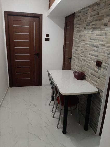 Apartament cu 2 camere semidecomandat în Craiovița Nouă