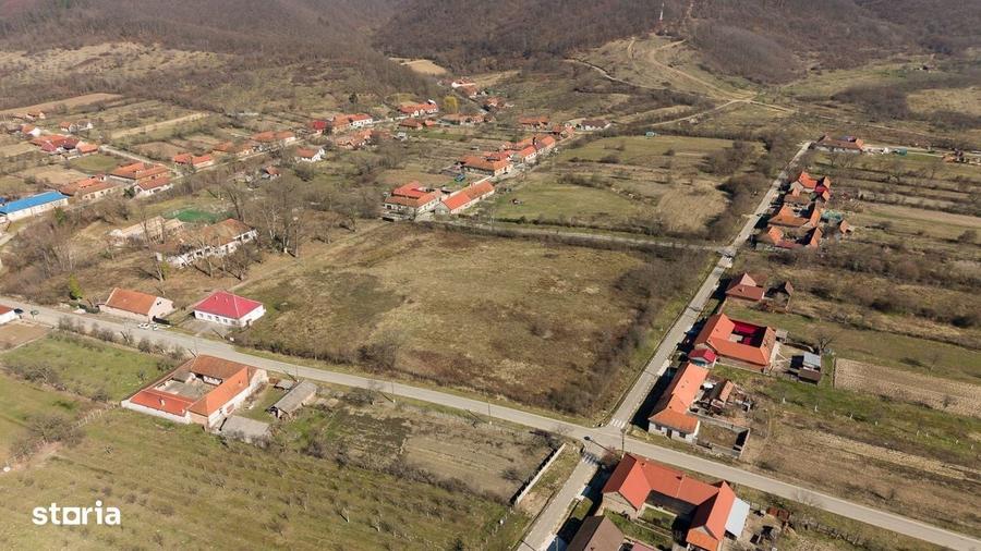 Casă cu 4 camere în Jupani