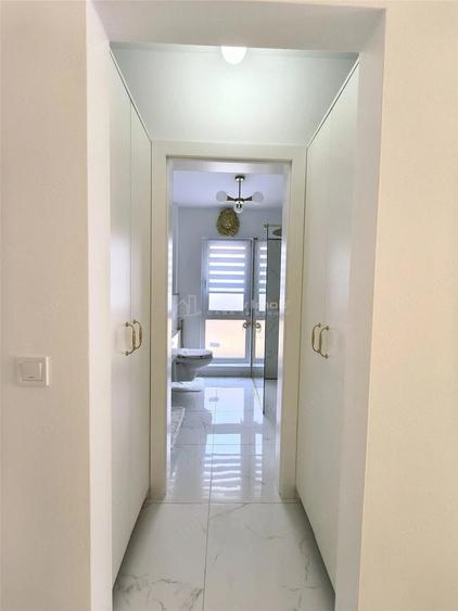 Apartament cu 3 camere semidecomandat în Periferie
