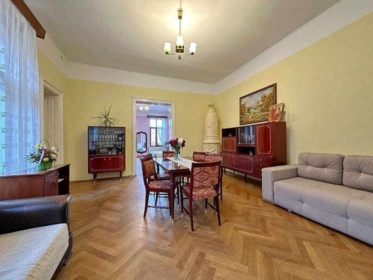 Apartament cu 6 camere nedecomandat în Centrul Istoric