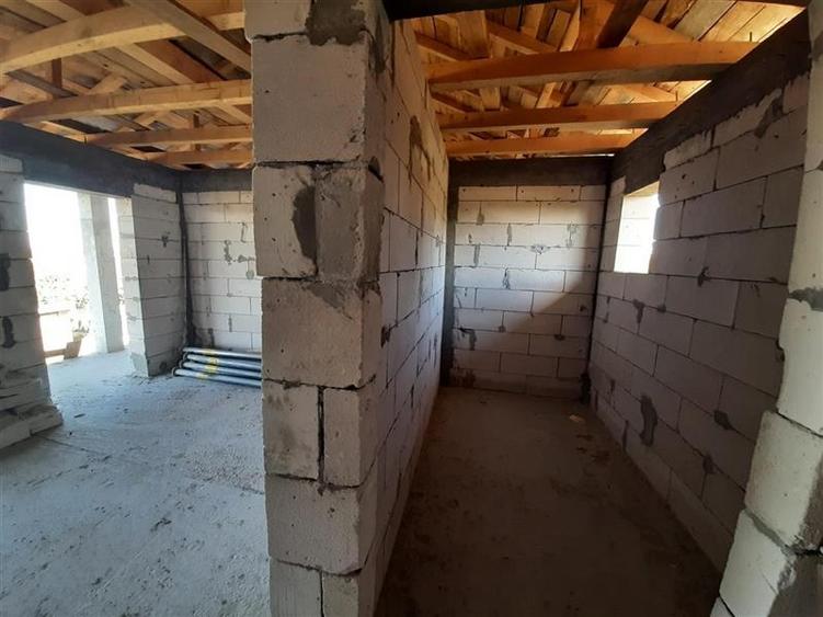 Apartament cu 7 camere decomandat în Murighiol