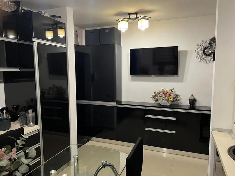 Apartament cu 3 camere semidecomandat, mobilat în Timpuri Noi