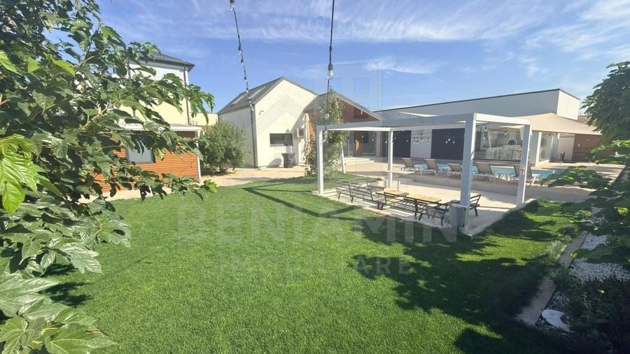 Casă individuală cu 6 camere cu Piscina în Cârcea