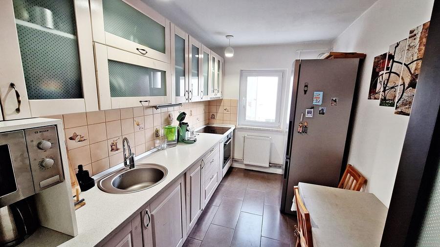 Apartament cu 3 camere decomandat, mobilat în Central