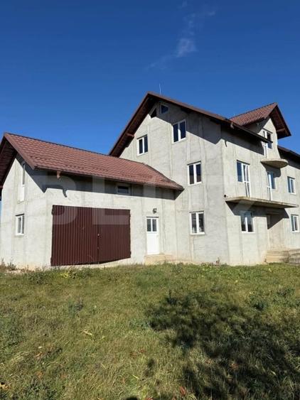 Casă individuală cu 6 camere cu Garaj în Exterior Est