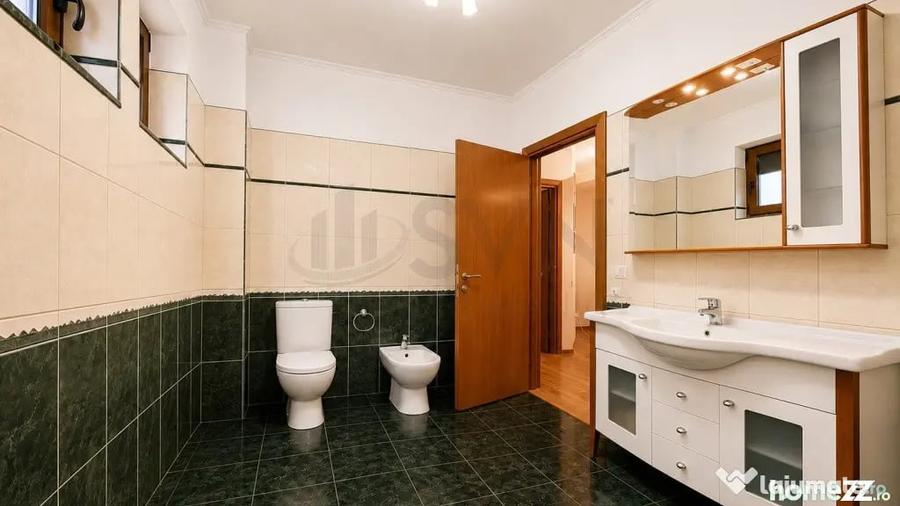 Casă cu 5 camere cu Teren 482 Mp în Sisești