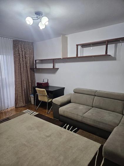 Apartament cu 3 camere decomandat în Exterior Vest