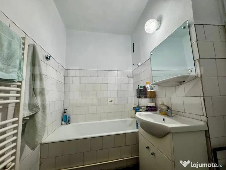 Apartament cu 4 camere semidecomandat în Central