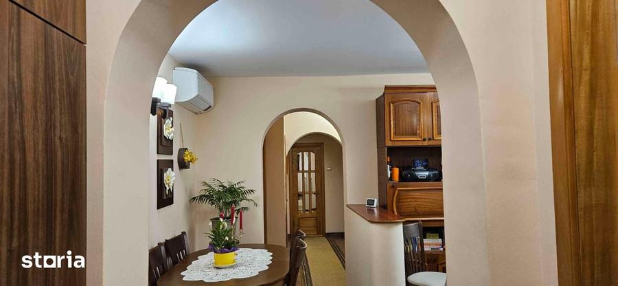 Apartament cu 4 camere decomandat în Est