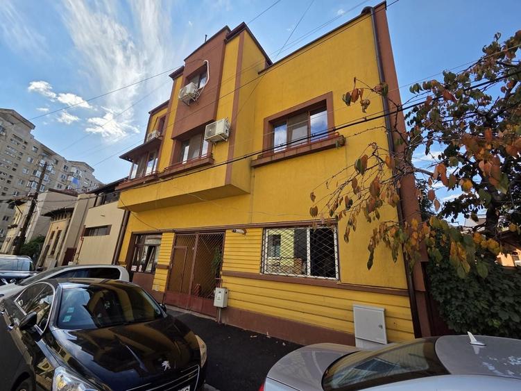 Apartament cu 3 camere semidecomandat în Tineretului
