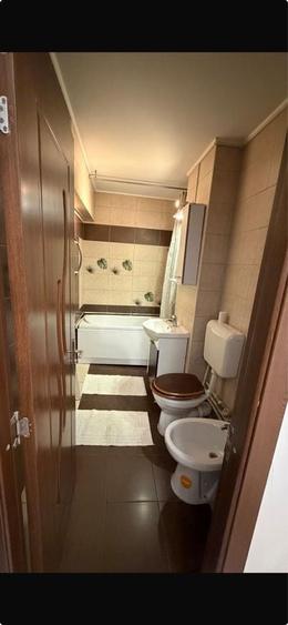Apartament cu 3 camere decomandat, mobilat în Nicolina