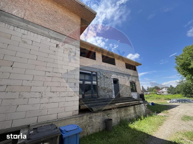 Casă cu 5 camere cu Teren 1141 Mp în Central