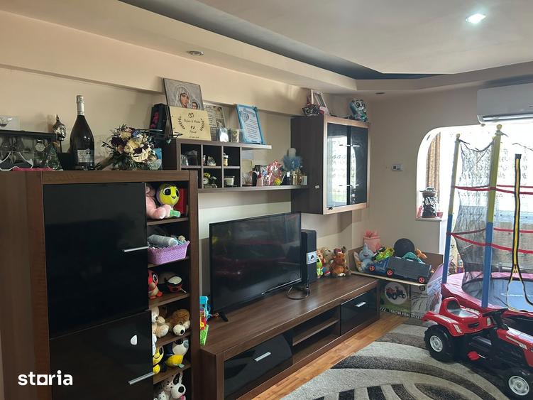 Apartament cu 4 camere decomandat în Prundu