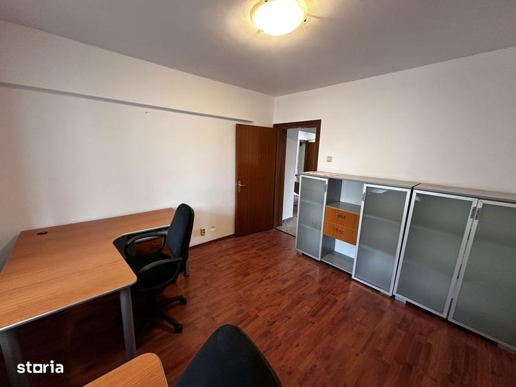 Apartament cu 3 camere semidecomandat, mobilat în Văcăresti