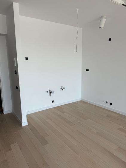Apartament cu 3 camere semidecomandat în Colentina