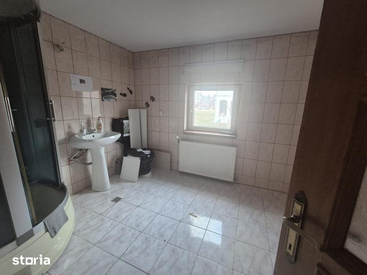Casă cu 6 camere cu Teren 1000 Mp în Șcheia